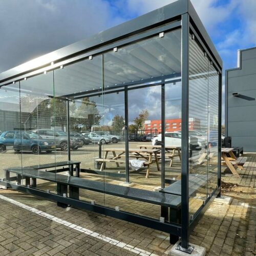 Rookoverkapping Myla 161 Moderne rokersruimte met zitbanken.